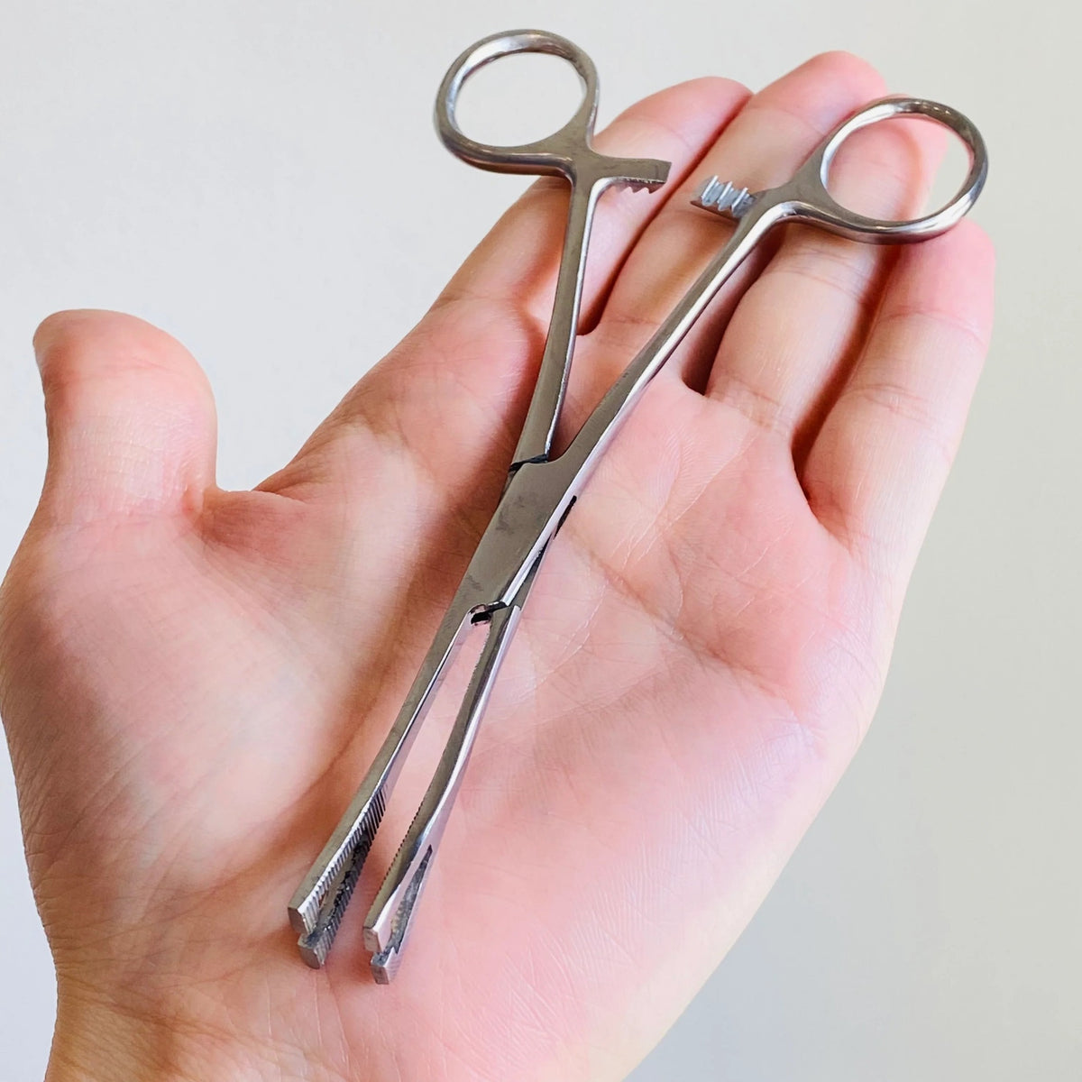 Pennington slotted forceps with triangular jaws and locking handles – view 3